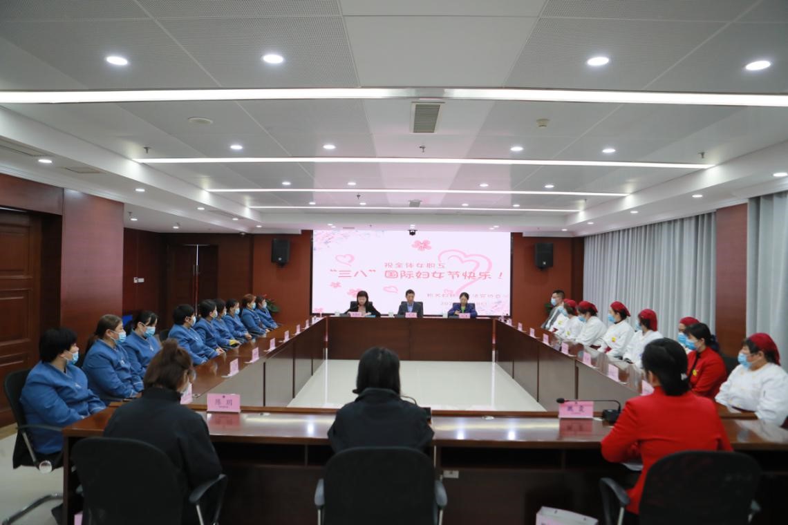 法院領(lǐng)導“三八”婦女節(jié)，慰問金運物業(yè)女職工