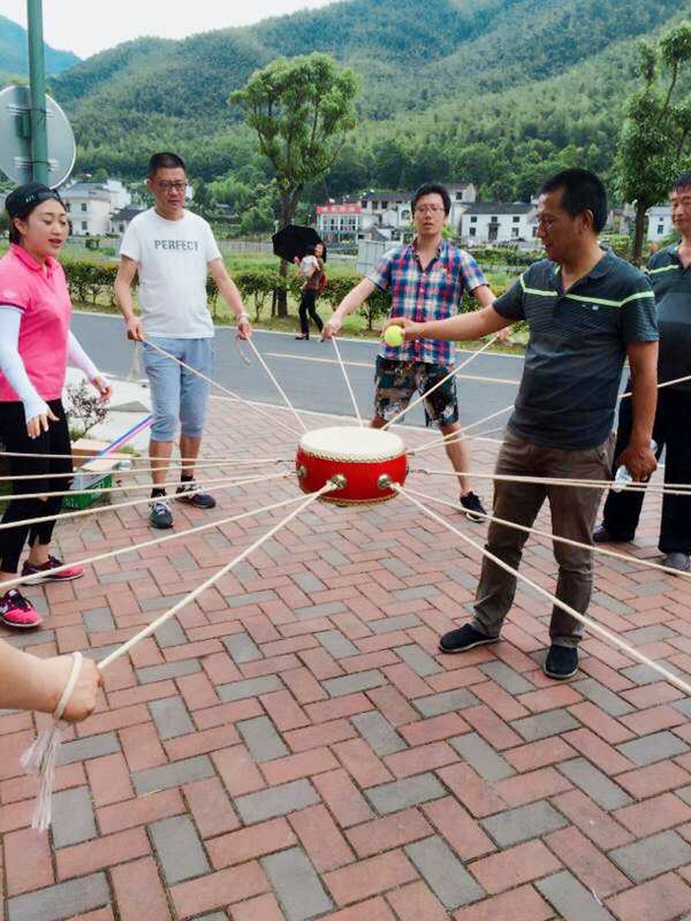 團建_擊鼓接球